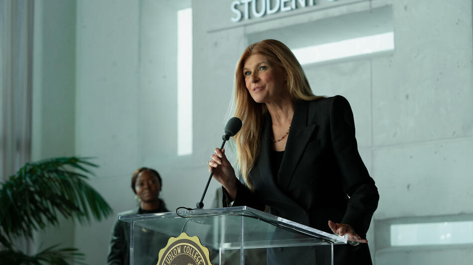 Connie Britton in Rooster 1x05