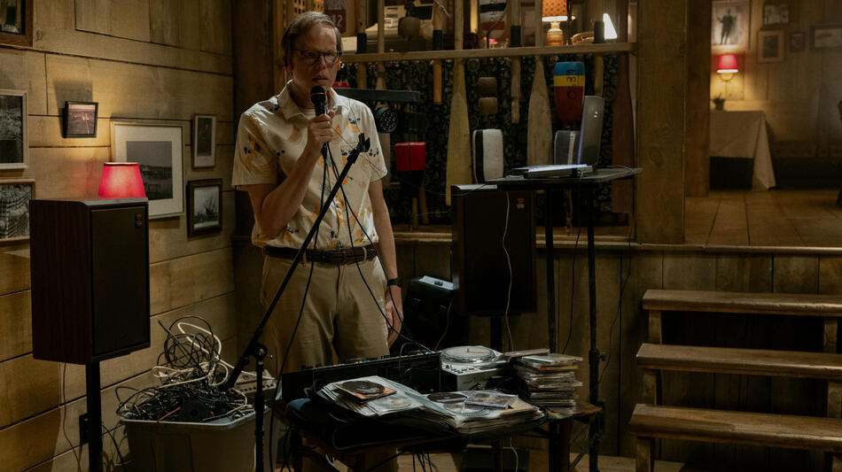 Jeff Hiller in Widow's Bay 1x04