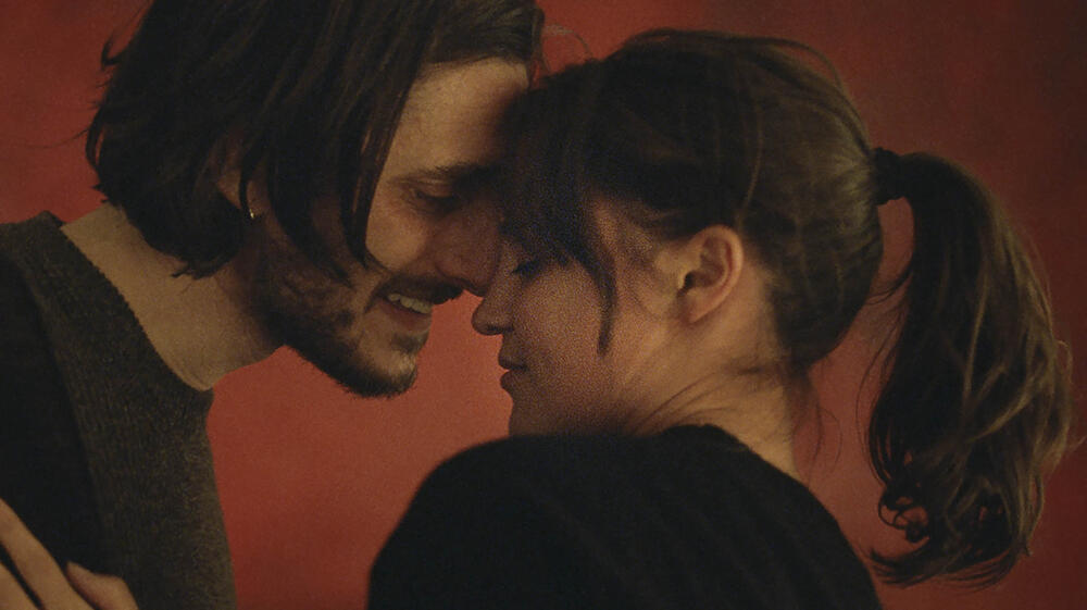 Luca Marinelli e Alicia Vikander in The Echo Chamber
