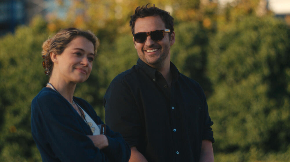 Tatiana Maslany e Jake Johnson in Maximum Pleasure Guaranteed 1x03