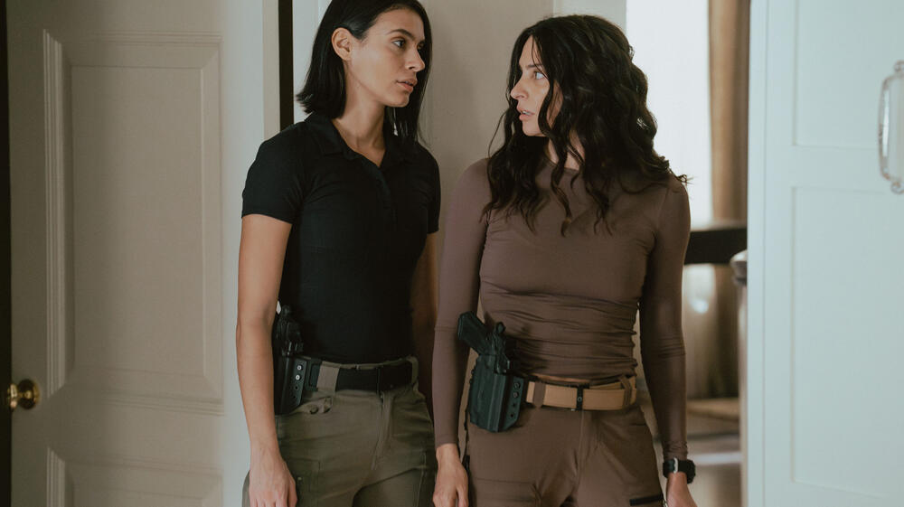 (S-D) Laysla De Oliveira come Cruz e Genesis Rodriguez come Josie in Lioness 3x08
