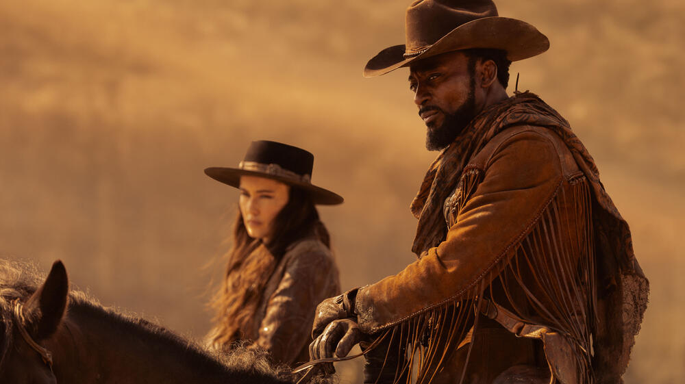 (S-D) Christina Chong come La'an Noonien-Singh e Babs Olusanmokun come Dr. M'Benga in Star Trek: Strange New Worlds 4x01