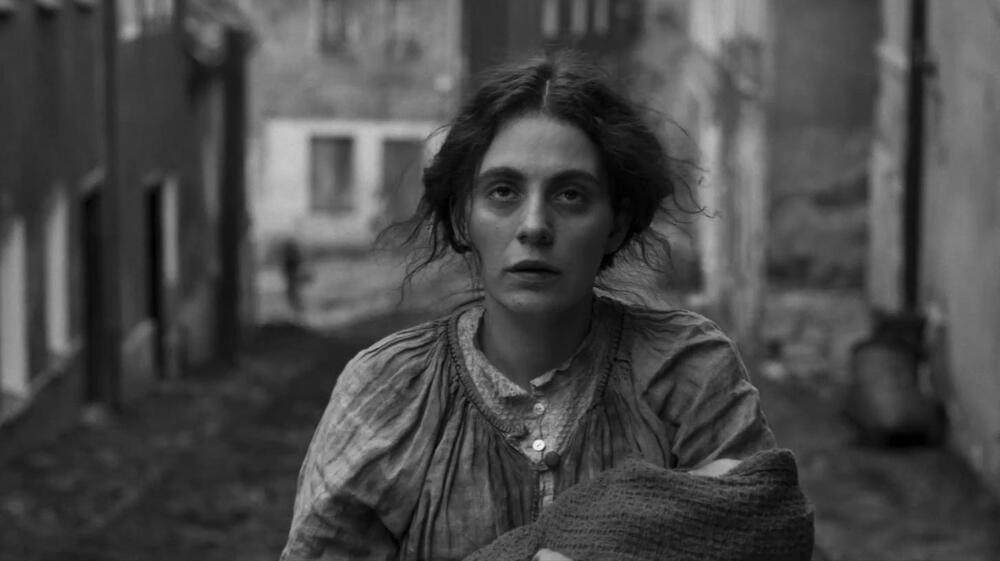 The Girl with the Needle di Magnus von Horn, scena da trailer