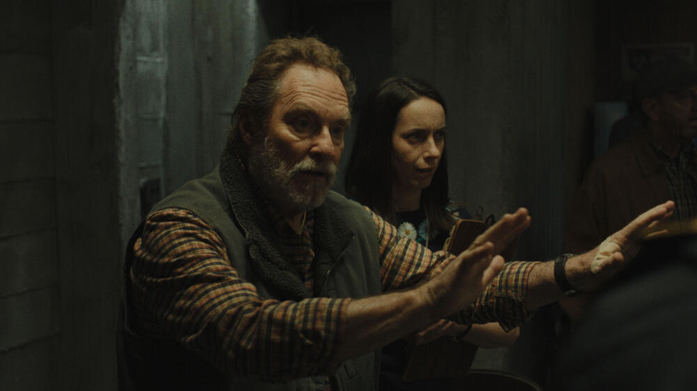 Stephen Root e Kate O'Flynn in Widow's Bay 1x10