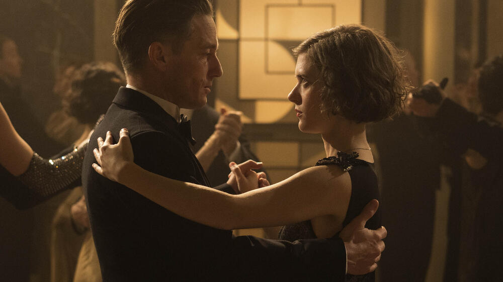 Gereon Rath (Volker Bruch), Charlotte Ritter (Liv Lisa Fries) in Babylon Berlin - Stagione 5
