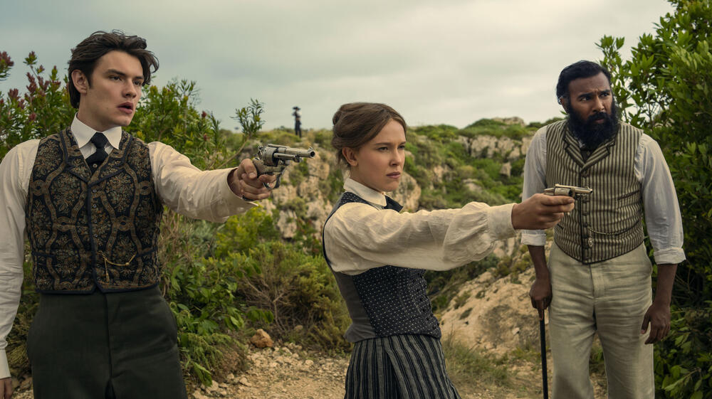 (S-D) Louis Partridge come Tewkesbury, Millie Bobby Brown come Enola Holmes e Himesh Patel come Dr. Watson in Enola Holmes 3