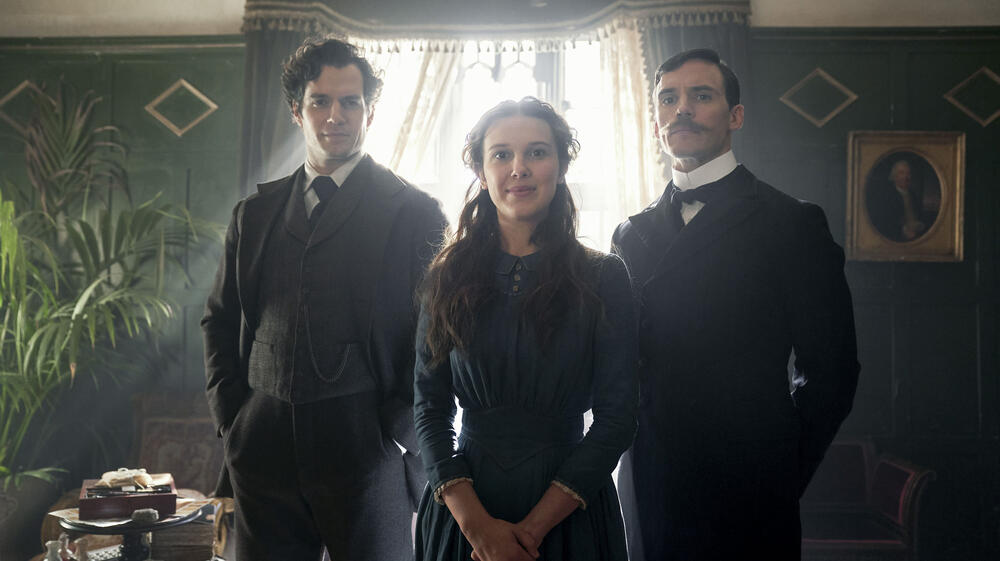 (S-D) Henry Cavill come Sherlock Holmes, Millie Bobby Brown come Enola Holmes, Sam Claflin come Mycroft Holmes in Enola Holmes