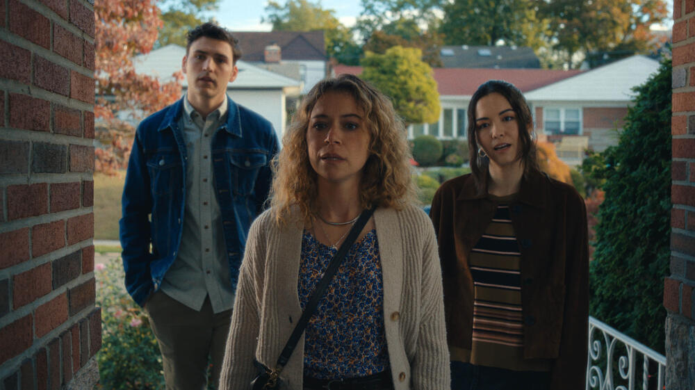Charlie Hall, Tatiana Maslany e Kiarra Hamagami in Maximum Pleasure Guaranteed 1x07
