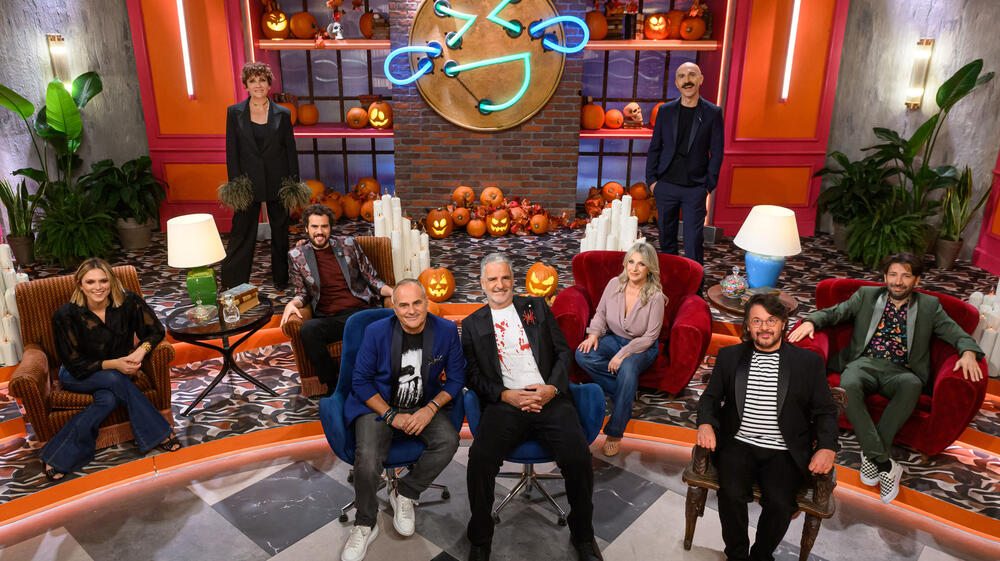 LOL Halloween Special - Il cast Maccio Capatonda, Katia Follesa, Lucia Ocone, Herbert Ballerina, Brenda Lodigiani e Andrea Pisani insieme ai conduttori Giorgio Gherarducci e Marco Santin (Gialappa's Band)