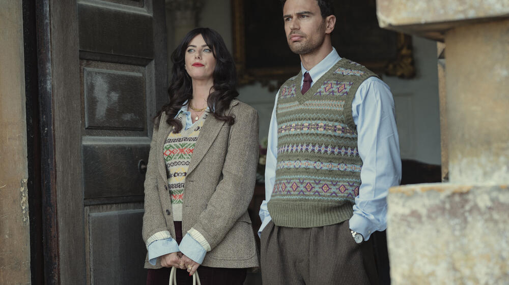 Kaya Scodelario, Theo James in The Gentlemen 2x01