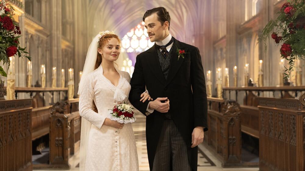 Irene (Millie Gibson) e Soames (Joshua Orpin) in The Forsyte Saga - First Look