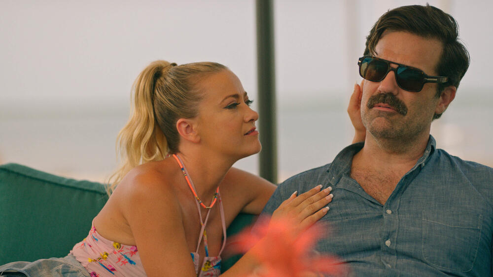 Meredith Hagner e Rob Delaney in Bad Monkey 1x06