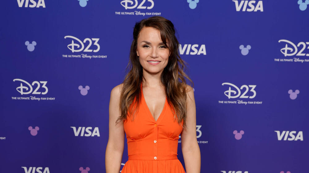 Samantha Barks al Disney Entertainment Showcase del D23: The Ultimate Disney Fan Event, il 14 agosto 2026 ad Anaheim, California