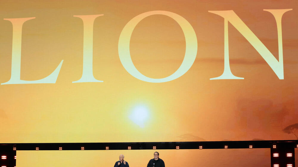 (S-D) Mike Gunton e Jon Favreau per LION sul palco del Disney Entertainment Showcase al D23: The Ultimate Disney Fan Event il 14 agosto 2026 ad Anaheim, California