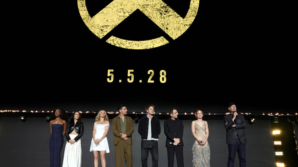 (S-D) Maya Boyd, Inde Navarrette, Samara Weaving, Christopher Abbott, Kit Connor, Jake Schreier, Sadie Sink e Kevin Feige, Presidente dei Marvel Studios, per X-Men (2028) sul palco del Disney Entertainment Showcase al D23: The Ultimate Disney Fan Event il 14 agosto 2026 ad Anaheim, California