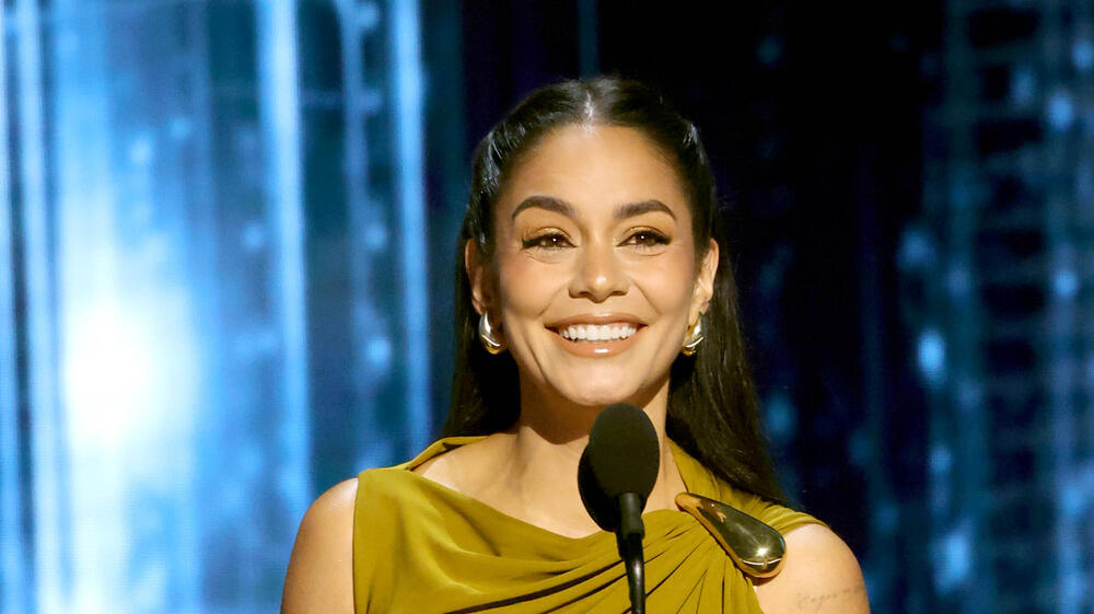 Vanessa Hudgens sul palco del Disney Entertainment Showcase al D23: Legends il 16 agosto 2026 ad Anaheim, California
