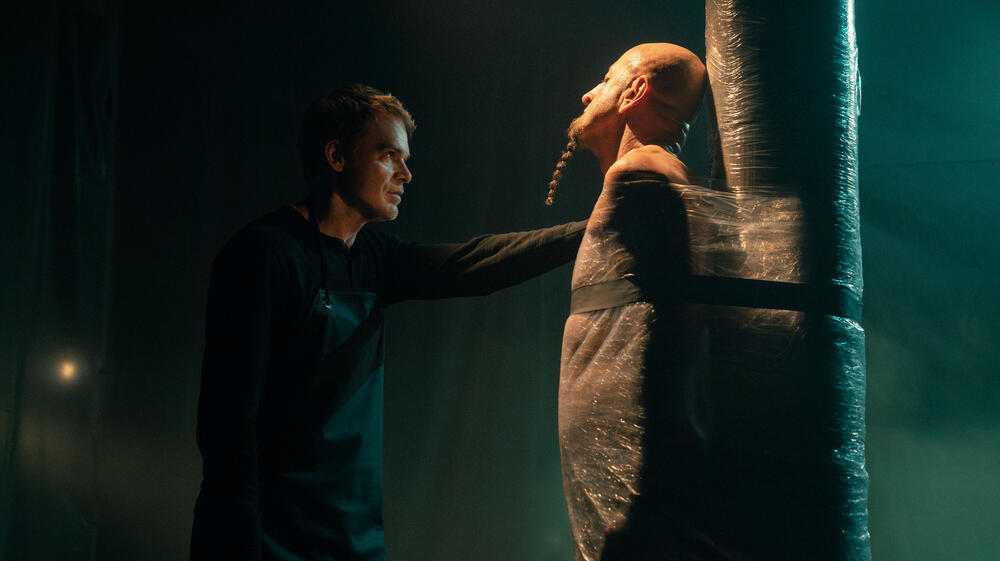 (S-D) Michael C. Hall come Dexter Morgan e Shavo Odadjian come R.H. Martin in Dexter: Resurrection 2x01