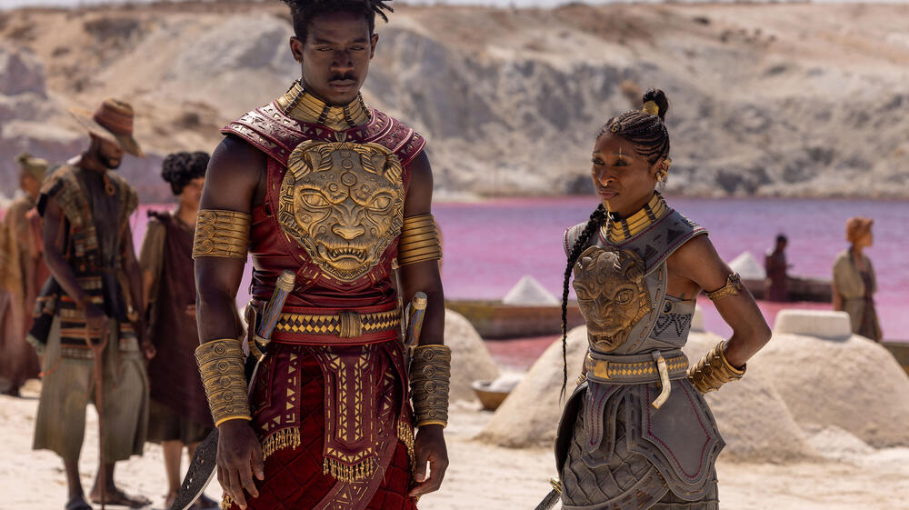 Damson Idris come Inan e Cynthia Erivo come Commander Kaea in Children in Il Regno di Orïsha