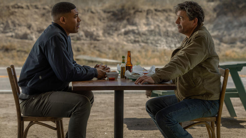 Aaron Pierre, Kyle Chandler in Lanterns 1x01