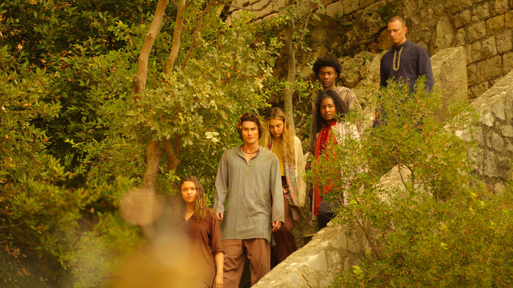 (S-D) Madison Bailey come Kiara, Chase Stokes come John B, Madelyn Cline come Sarah Cameron, Carlacia Grant come Cleo, Jonathan Daviss come Pope, Drew Starkey come Rafe in Outer Banks 5x01