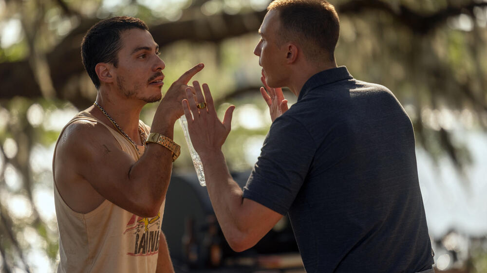 (S-D) Nicholas Cirillo come Barry, Drew Starkey come Rafe in Outer Banks 5x04
