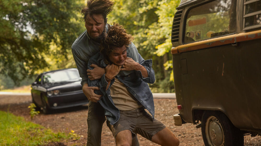 (S-D) Joshua Mikel come Tevi, Chase Stokes come John B in Outer Banks 5x06