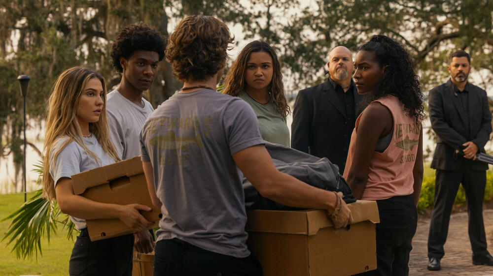 (S-D) Madelyn Cline come Sarah Cameron, Jonathan Daviss come Pope, Chase Stokes come John B, Madison Bailey come Kiara, Carlacia Grant come Cleo in Outer Banks 5x07