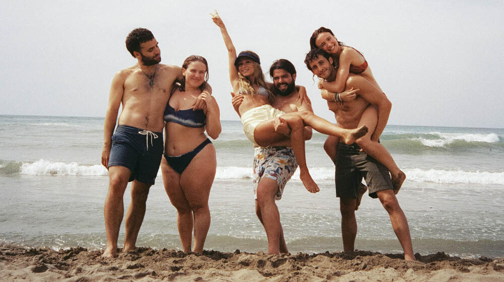 Ricardo Gomez come Gus, Clara Sans come Blanca, Lucia de la Fuente come Aroa, Brays Efe come Loren, Daniel Ibañez come Marin, Itziar Manero come Coco in fotografia analogica di Tutta la verità delle mie bugie