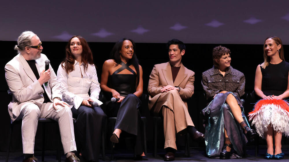 La star e produttore esecutivo Sir Gary Oldman, Olivia Cooke, Rosalind Eleazar, Christopher Chung, Aimee-Ffion Edwards e Ruth Bradley alla première mondiale della sesta stagione di 'Slow Horses' al Toronto International Film Festival venerdì 11 settembre 2026