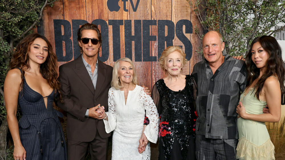 Natalie Martinez, Matthew McConaughey, Kay McConaughey, Holland Taylor, Woody Harrelson e Brittany Ishibashi alla première mondiale della serie 'Brothers' presso l'Hammer Museum, il 17 settembre 2026