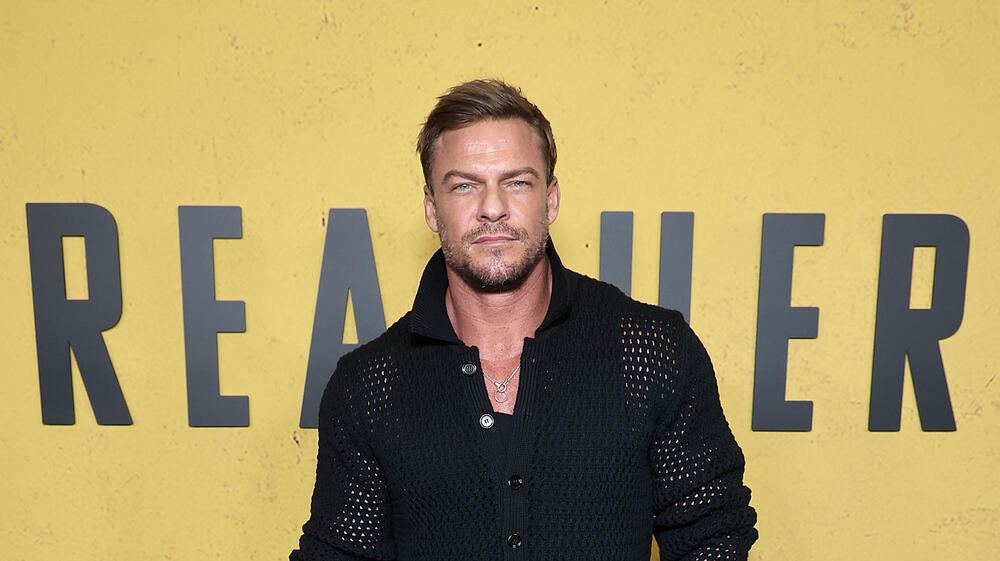 Alan Ritchson al red carpet e alla proiezione per i fan della seconda stagione di Reacher, serie di Prime Video, al Culver Theater il 13 dicembre 2023 a Culver City, California