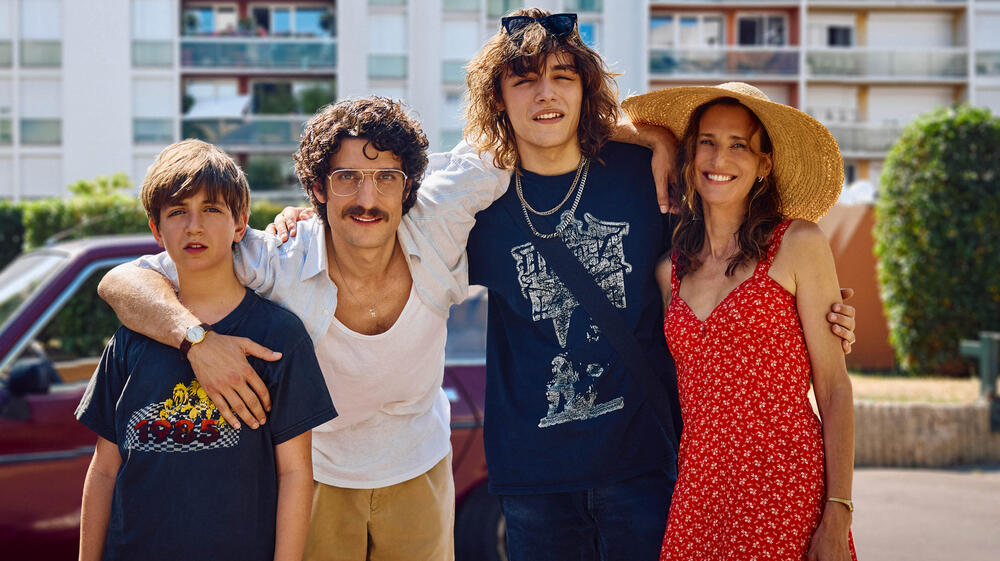 Just an Illusion - La mia famiglia quasi perfetta - Immagine Ufficiale