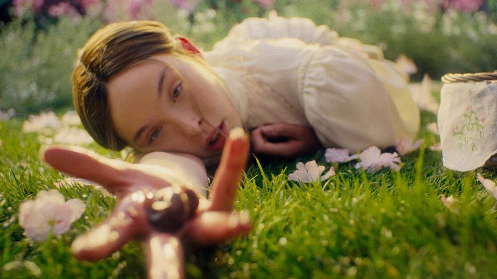 Ella Beatty come Lizzie Borden in Monster: La storia di Lizzie Borden 1x01