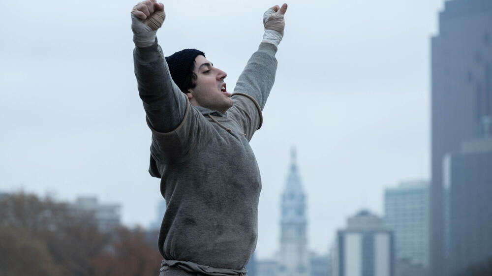 Anthony Ippolito come Sylvester Stallone in Rocky Sono Io