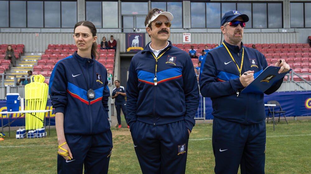 Tanya Reynolds, Jason Sudeikis e Brendan Hunt in Ted Lasso 4x03