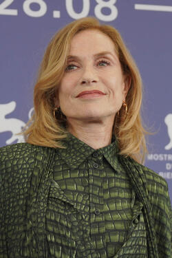 Isabelle Huppert al photocall delle giurie alla 81a Mostra Internazionale d'Arte Cinematografica della Biennale di Venezia il 28 agosto 2024
