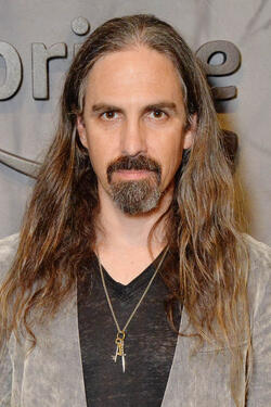 Il compositore Bear McCreary partecipa all'evento di anteprima de Il Signore degli Anelli: Gli Anelli del Potere S2 al SDCC il 25 luglio 2024 a San Diego, California