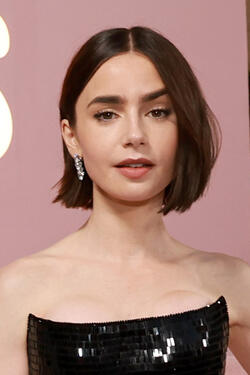 Lily Collins alla premiere della stagione 4 di Emily In Paris presso il The Egyptian Theater il 14 agosto 2024 in Los Angeles