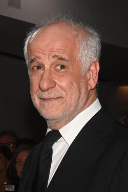 L'attore Toni Servillo sul red carpet di Iddu di Fabio Grassadonia, Antonio Piazza a Venezia 81 il 5 settembre 2024