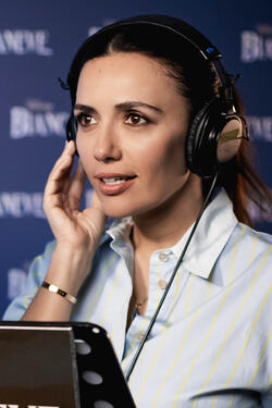 Serena Rossi presta la voce al personaggio della Regina Cattiva (canzoni) nella versione italiana del film Disney Biancaneve (2025) di Marc Webb.