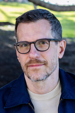 Brian Selznick posa all'Ellen Browning Scripps Park martedì 28 febbraio 2023 a La Jolla, CA.