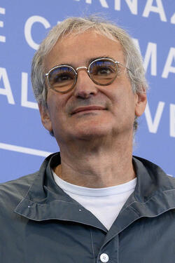Il regista Olivier Assayas al photocall del suo film Le mage du Kremlin alla 82a Mostra del Cinema di Venezia, domenica 31 agosto 2025
