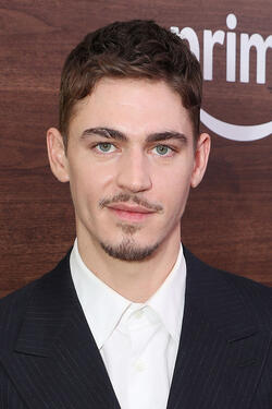 Hero Fiennes Tiffin partecipa alla proiezione speciale a New York di Young Sherlock di Prime Video