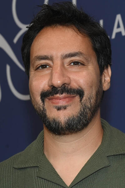 Il regista Mehdi Barsaoui al photocall di Aïcha a Venezia 81 il 5 settembre 2024