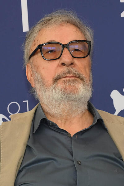 Il regista Gianni Amelio al photocall del film Campo di battaglia a Venezia 81 il 31 agosto 2024