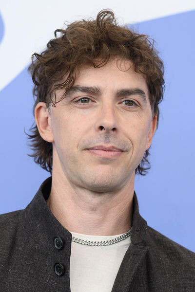 Michele Riondino al photocall del film La valle dei sorrisi di Paolo Strippoli alla 82a Mostra del Cinema di Venezia