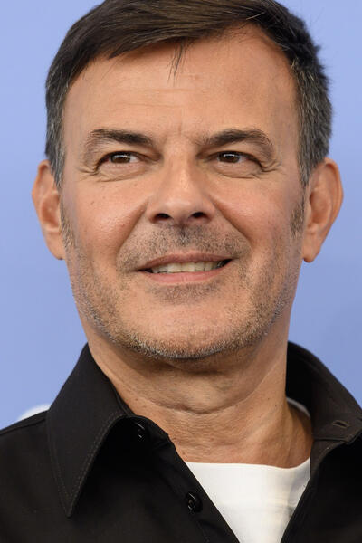 Il regista François Ozon al photocall del suo film L'Étranger alla 82a Mostra del Cinema di Venezia, martedì 2 settembre 2025