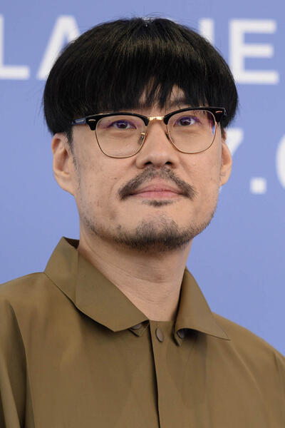 Il regista Nawapol Thamrongrattanarit al photocall del suo film Human Resource alla 82a Mostra del Cinema di Venezia, mercoledì 3 settembre 2025