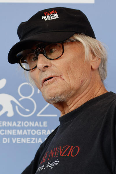 Il regista Antonio Capuano al photocall del film L'isola di Andrea alla 82a Mostra del Cinema di Venezia, venerdì 5 settembre 2025