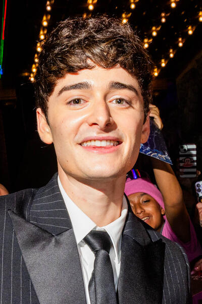 Noah Schnapp alla première mondiale della quinta stagione di Stranger Things di Netflix al TCL Chinese 6 Theatres il 6 novembre 2025 a Hollywood, California